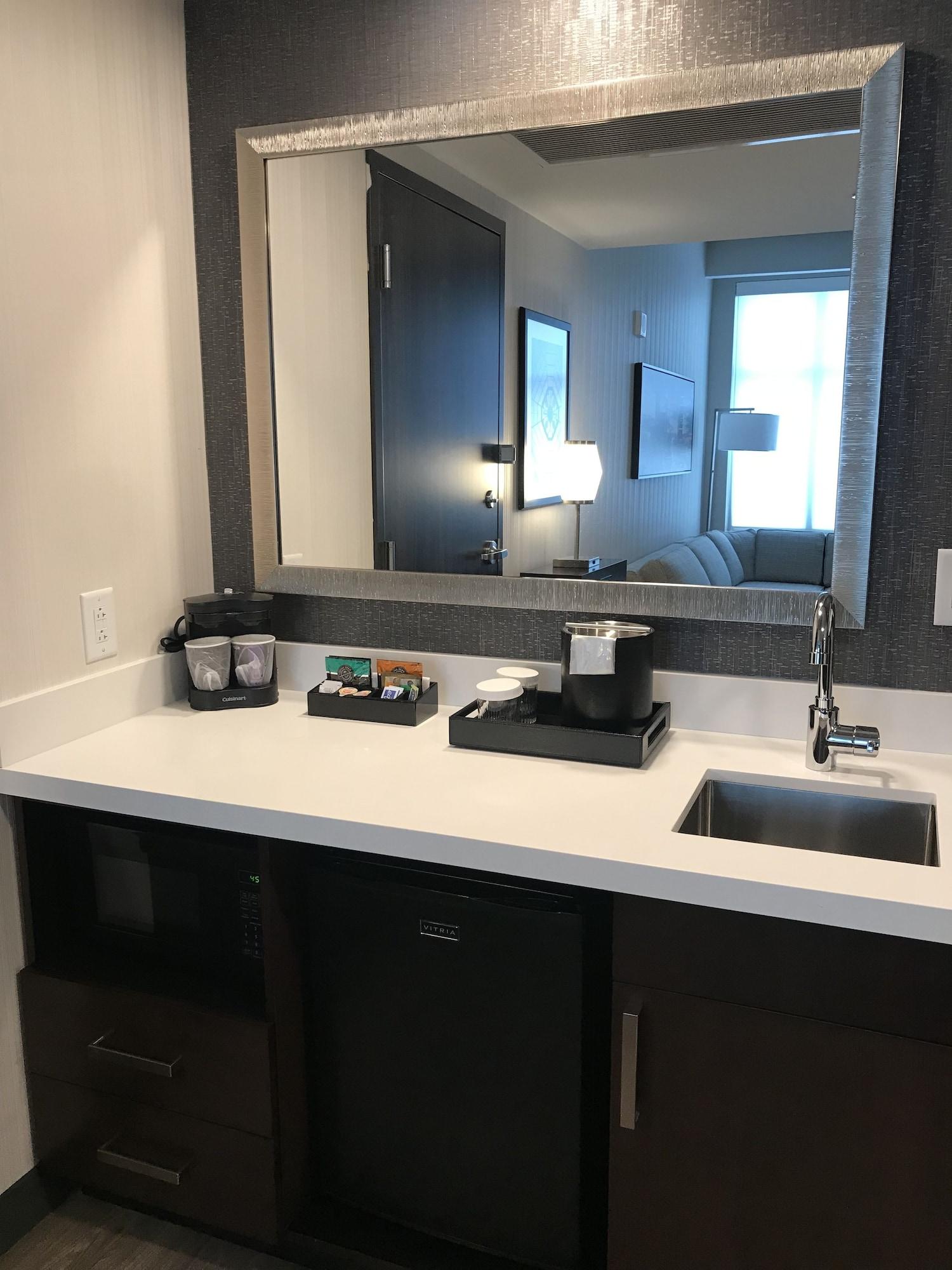Embassy By Hilton Indianapolis Airport Hotel 4*