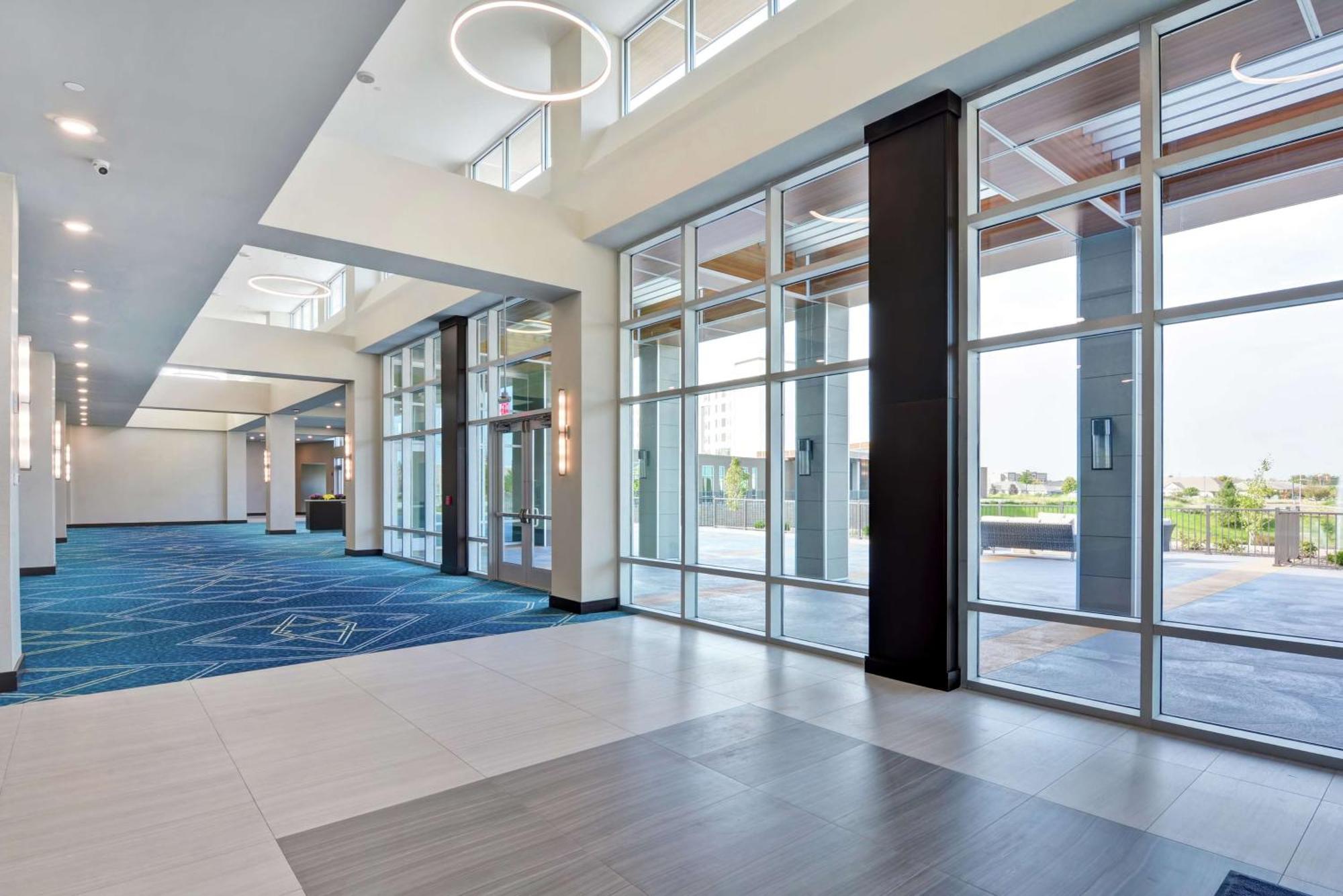 Hotel Embassy By Hilton Indianapolis Airport 4*