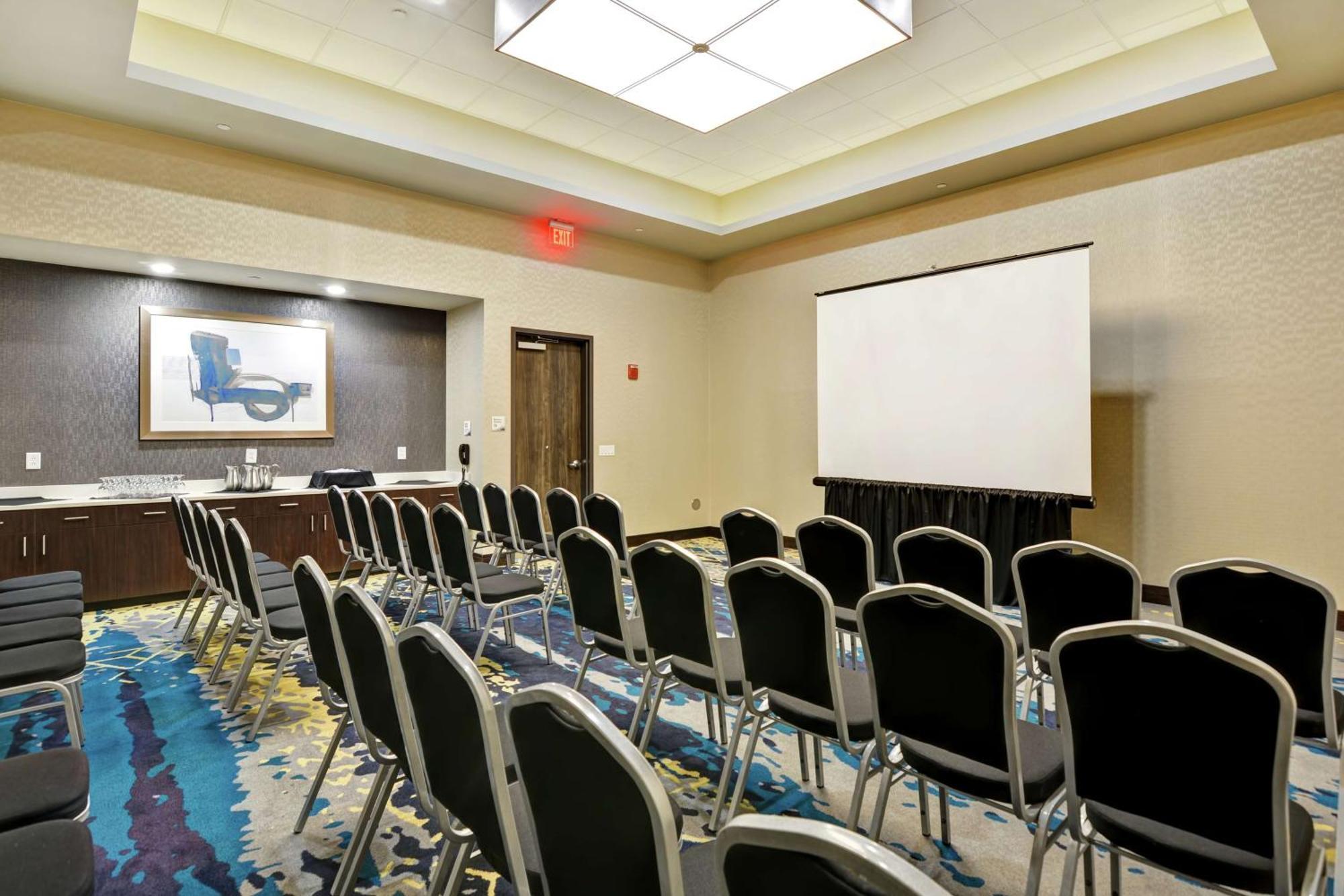 Embassy By Hilton Indianapolis Airport Hotel 4*