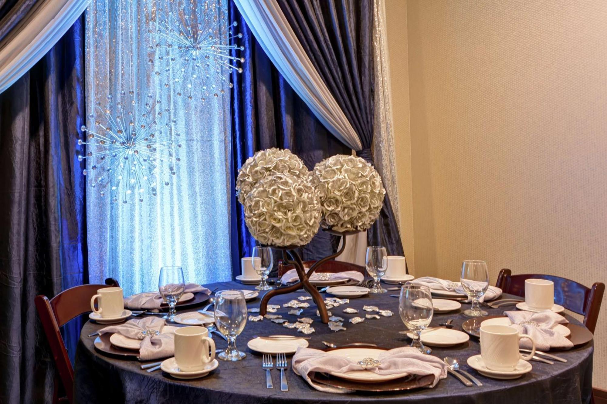 Hotel Embassy By Hilton Indianapolis Airport 4*