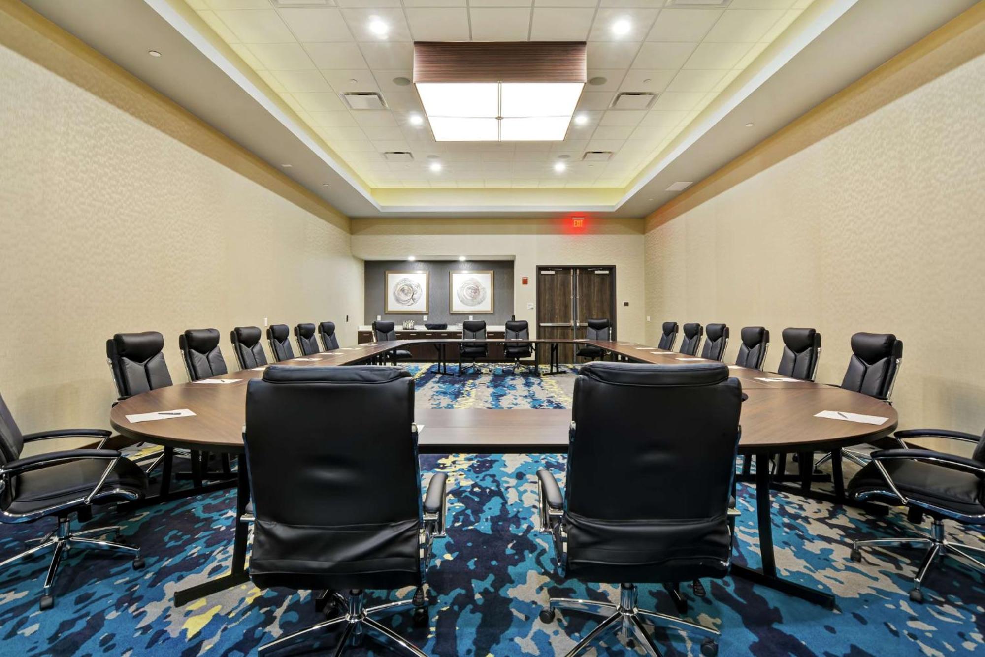 Embassy By Hilton Indianapolis Airport Hotel 4*
