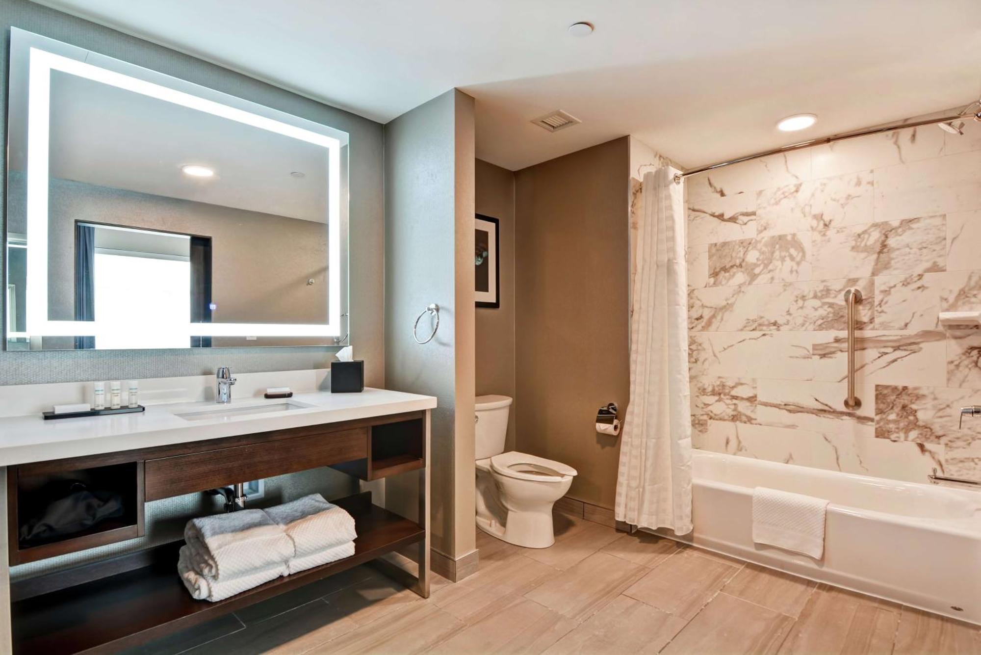 Embassy By Hilton Indianapolis Airport 4*