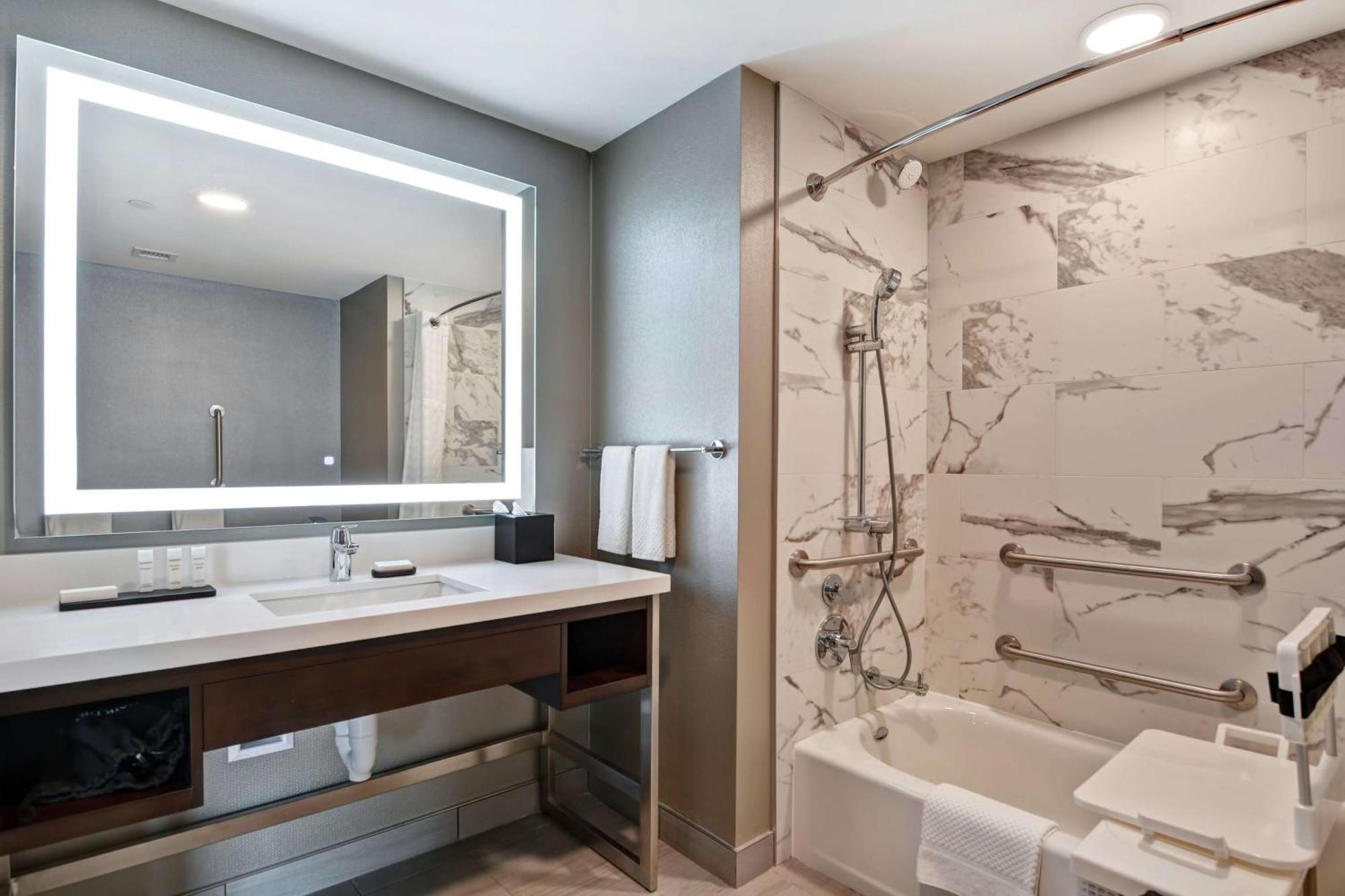 Embassy By Hilton Indianapolis Airport Hotel 4*