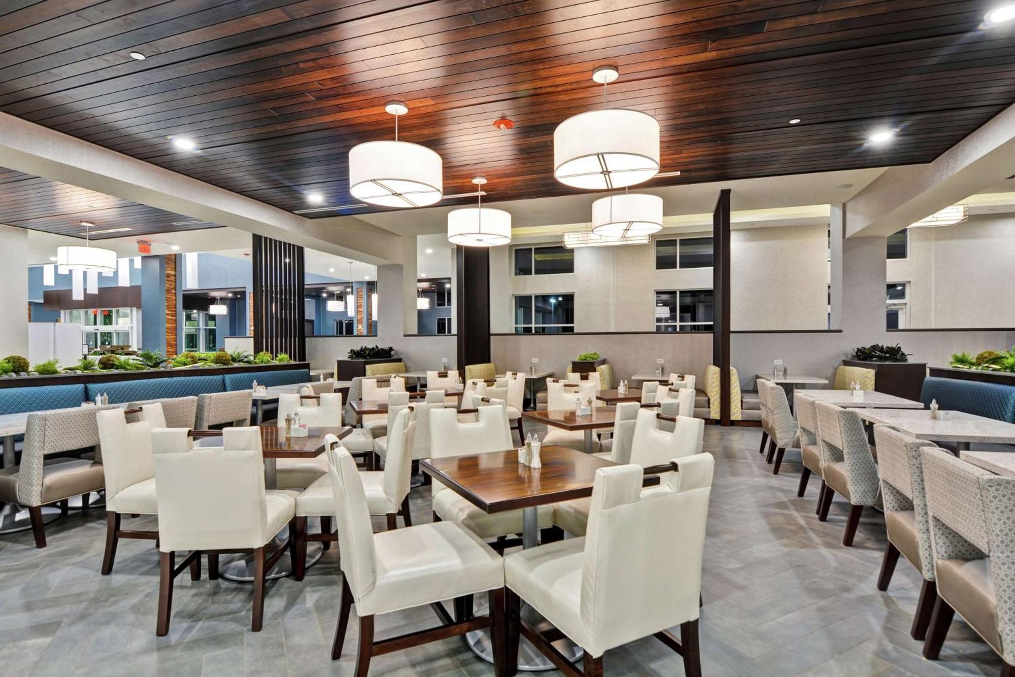 Embassy By Hilton Indianapolis Airport 4*